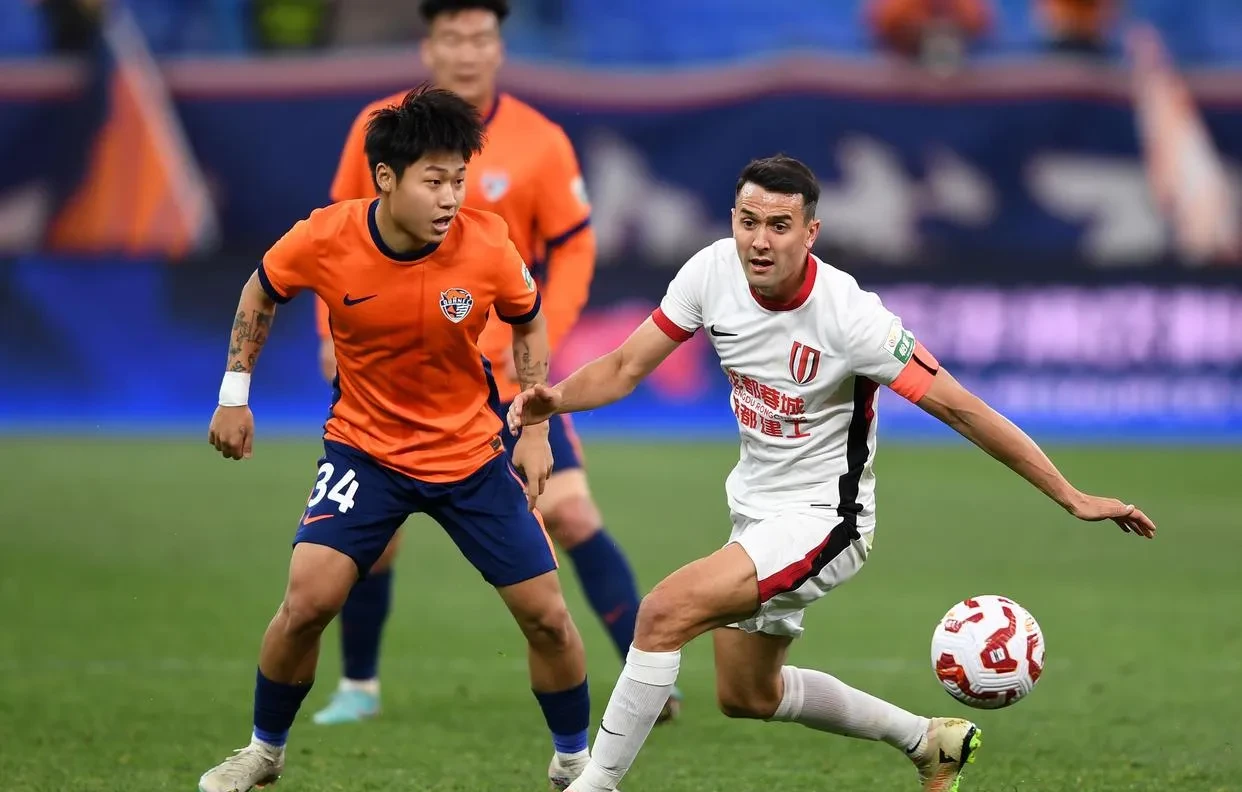 关于今晨西甲焦点战；山东泰山强势反弹；底气十足；年轻球员得到机会的信息